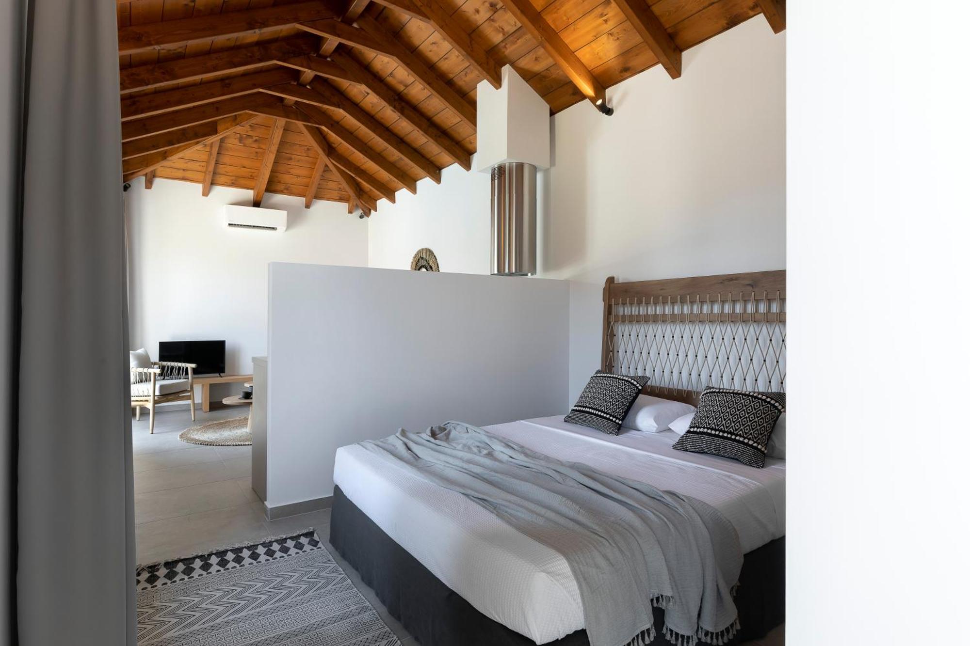 Lichnos Luxury Suites Sourpi Exterior photo